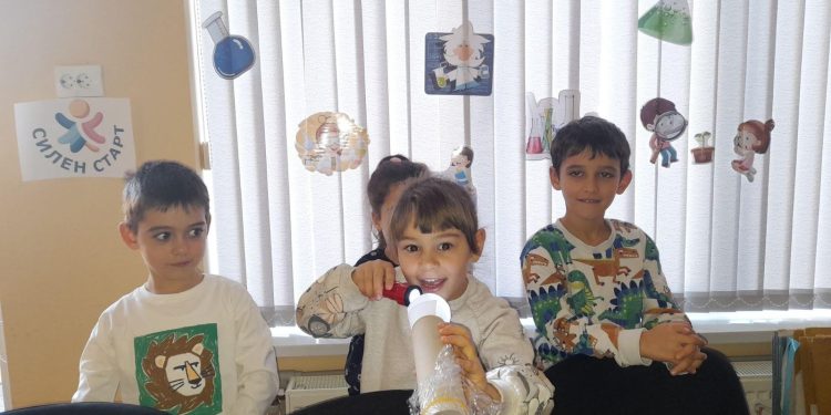 Малки изследователи от Троян правят експерименти в детска лаборатория