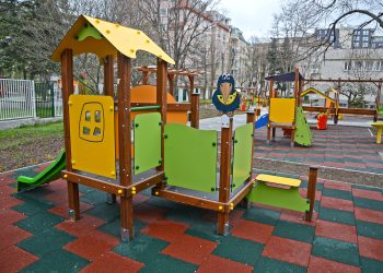 Нови детски площадки и игрище в ясла „Моряче“
