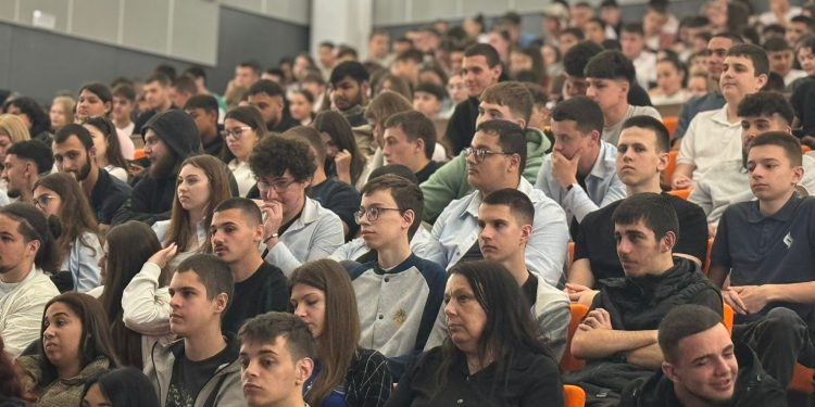 Министър Красимир Вълчев разговаря с над 750 гимназисти за вредите от наркотиците