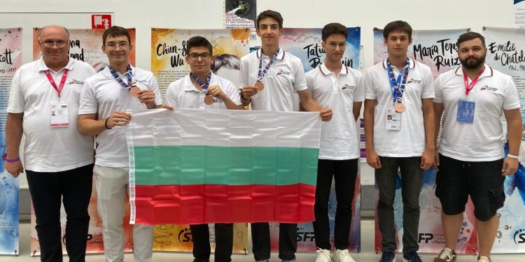 България спечели четири медала от Международната олимпиада по физика в Париж