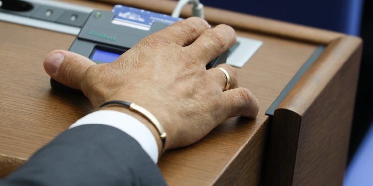 Размерът на таксите за платено обучение на докторанти в държавните висши училища да не може да бъде по-нисък от 60% от средствата за издръжка на обучението в даденото професионално направление (ПН). Същият праг е поставен и за размера на студентските такси за платено обучение в държавните университети плюс добавеният размер на таксата за съответното ПН или специалност от регулираните професии. Това реши Народното събрание, което гласува на второ четене промени в Закона за висшето образование.