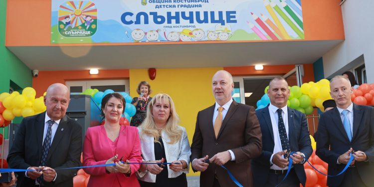 Премиер и министър откриха нова детска градина в Костинброд