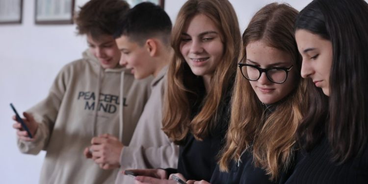 Забраната за смарт устройства в училище влиза в сила през ноември