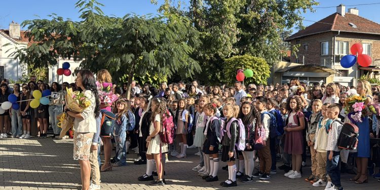 Над 716 000 ученици влизат в класните стаи