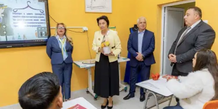 Заместник-министърът на образованието и науката д-р Емилия Лазарова откри новия STEM център в Средно училище „Антон Попов“ в Петрич