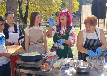 Есенни благотворителни празници в Гимназията по туризъм във Велинград