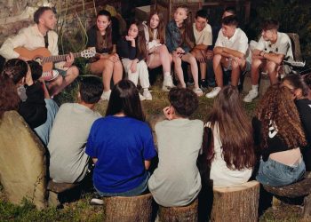 Младежи оставят телефоните и се впускат в приключение