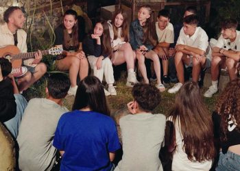 Младежи оставят телефоните и се впускат в приключение