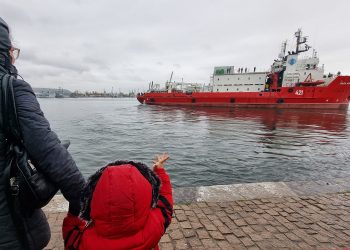 Българският научноизследователски кораб „Св. св. Кирил и Методий“ бе изпратен с тържествена церемония на Морската гара във Варна за своята четвърта експедиция до Антарктида. Очаква се той да хвърли котва пред антарктическата ни база „Св. Климент Охридски“ на остров Ливингстън в края на декември, според капитана на плавателния съд Радко Муевски. По пътя си корабът ще посети в средата на декември аржентинското пристанище Мар дел Плата. Има вероятност да посети и аржентинското пристанище Ушуая – най-големия в архипелага Огнена земя. Освен това се очаква при това плаване за първи път корабът да посети и Пунта Аренас, Чили. По план екипажът трябва да се завърне у дома в средата на април 2026 г. В рамките на 34-тата българска полярна експедиция с кораба „Св. св. Кирил и Методий“ на о. Ливингстън ще бъдат доставени обзавеждане и оборудване за открития през миналата година лабораторен комплекс, необходимото за всички научноизследователски проекти, сглобяема сграда за сеизмична и метеорологична лаборатория, материали и провизии за базата. С полярния ни кораб ще бъде подсигурена дейността на учените както в района на остров Ливингстън, така и на Южните Шетландски острови. Както досега, ще има съвместна дейност с Испанската атлантическа програма и с екипи от други държави. Планира се корабът отново да стигне до Антарктическия полуостров и до близка аржентинска база. При изпращането на кораба председателят на Българския антарктически институт и ръководител на 34-тата национална антарктическа експедиция проф. Христо Пимпирев заяви, че родни изследователи ще стъпят и на Антарктическия полуостров, предава БТА. Той посочи, че акцентът на експедицията тази година е основно върху научните изследвания. „Антарктида е като друга планета, тя е Белият Марс, а новата лаборатория ще даде възможност за изследвания в областта на всички науки“, посочи проф. Пимпирев. Той уточни, че оборудването позволява пробите, които се взимат в много специфична среда, вече да се изследват на място. Първата група от 34-тата българска антарктическа експедиция отпътува за Ледения континент на 6 ноември с полет от София. Маршрутът на полярниците включва полети до Пунта Аренас и Магелановия пролив в Южна Америка, откъдето ще се качат на борда на чилийския военен кораб „Ахилес“. След преминаване през пролива Дрейк и достигане до база „Св. Климент Охридски“ те ще я подготвят след зимните месеци и ще започнат работата по научни и логистични проекти. В първата група са биологът доц. д-р Симона Георгиева от Института по биоразнообразие и екосистемни изследвания (ИБЕИ) – БАН и д-р Борислава Маргаритова от Биологическия факултет на Софийския университет, които ще изпълняват проекти от Националната програма за полярни изследвания, финансирана от МОН, както и командирът на базата Камен Недков, д-р Цветан Василев, механиците Владимир Гигов и инж. Любен Любенов, електроинженерът Красимир Кръстев, лодководачът Елка Василева, логистиците Анастас Абаджиев и Александър Найденов и готвачът Самуил Челебиев. В Пунта Аренас към групата българи ще се присъединят още четирима учени биолози – проф. Жозе Хавиер и д-р Жосе Секо от Университета в Коимбра, Португалия, ас. Емили Спероу от Университета „Бейлор“ и Ариел Лийхи, докторант от Университета на Род Айлънд, САЩ. Проектът, по който ще работят, е насочен към биоразнообразието в Южния океан. Целта на учените е да установят как да съхранят различните видове, тъй като животинският свят е много чувствителен на климатичните промени. Научната програма на експедицията се финансира изцяло от Национална научна програма за полярни изследвания „От полюс до полюс“. През настоящата кампания ще се реализират общо 25 научни проекта, от които 15 са на български екипи от Софийския и Техническия университет и институти към БАН, в областта на микробиологичните изследвания, морската биология, медицината, социологията, космическите изследвания и океанологията. Ще продължат системните наблюдения на полярната околна среда, предвид климатичните промени. Продължава и проектът за изследване на слънчевата активност, както и изследване на потенциални залежи от ценни елементи и минерали. Мащабен проект е изследването на физикохимията на морската вода и теченията между островите на Южношетландския архипелаг и на пролива Бренсфийлд, който разделя Южните Шетландски острови от континента. Той ще се осъществи с подкрепата и участието на учени от институт в Хамбург, Германия. Германските партньори са осигурили модерна апаратура, която е монтирана на българския кораб. Проучванията ще дадат възможност да бъде изяснено колко се повишава морското ниво и скоростта на разтапяне на ледниците. Продължава участието на учени от Обединени арабски емирства, като през предстоящата експедиция се планира да се построи малка съвместна научна лаборатория за изследване на климатичните промени. Във втората част на експедицията ще работят и учени от Еквадор и Колумбия. Сред задачите на учените при тази експедиция ще бъдат и геологичните проучвания, които трябва да установят дали в района има наличие на редкоземни елементи и минерали.