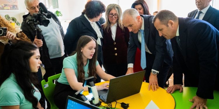 Министърът на образованието и науката Красимир Вълчев откри два нови STEM центъра в професионални гимназии в Белица и Якоруда