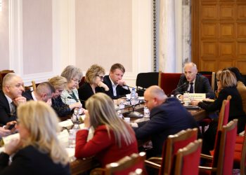 Обмисля се възможност за оптимизация на учебниците