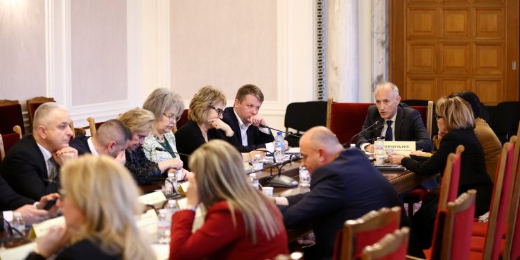 Обмисля се възможност за оптимизация на учебниците