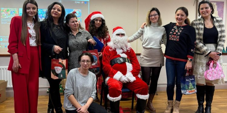 Коледно пътешествие във времето с коледари и подаръци с дрон