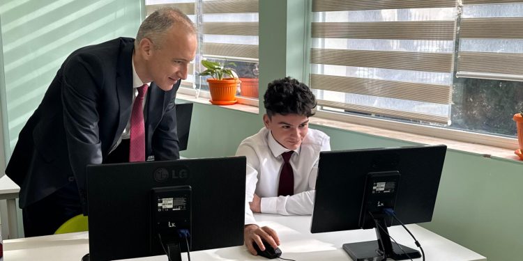 Нови инвестиции за близо 1 милион лева в модeрна STEM среда бяха открити на 8 декември от министъра на образованието и науката Красимир Вълчев в училища в Пазарджик и в пловдивското село Скутаре