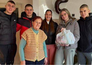 Ученици от Кюстендил раздават пакети от първа необходимост на възрастни хора