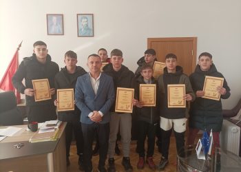 Ученици от Спортното училище „Ген. Владимир Стойчев“ в София намериха голяма сума пари, документи и животоспасяващи лекарства и ги върнаха на тяхната собственичка