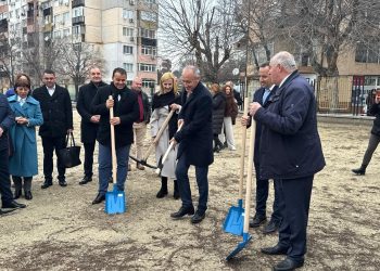 Изграждат се над 100 училищни физкултурни салона в цялата страна