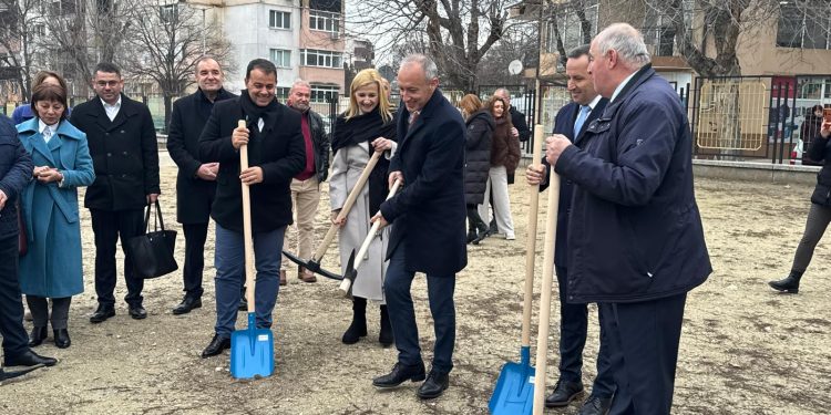 Изграждат се над 100 училищни физкултурни салона в цялата страна