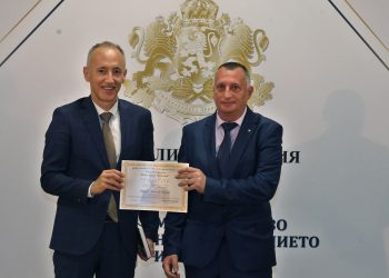 Помагаме на младите да намерят своя път, казва училищният психолог Милен Минев