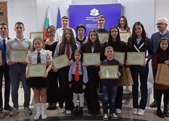 Призьорите във Фотоконкурса на „Аз-буки“ получиха своите отличия в МОН