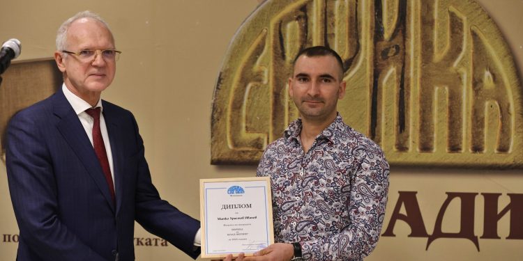 Каквото и да правиш в пчеларството, винаги можеш да си оближеш пръстите, казва носителят на наградата „Еврика“ за млад фермер Митко Иванов