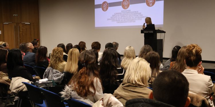 Лектори от гражданската инициатива „Мисия 100“ обсъждат с педагогически специалисти от Софийска област предизвикателствата пред образованието в новата дигитална среда