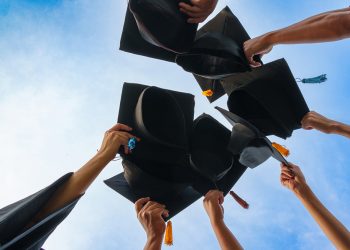 МОН продължава да проследява реализацията на завършилите висшисти в страната и чужбина