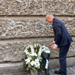 Министърът на образованието и науката проф. Сергей Игнатов поднесе цветя пред паметната плоча на Кръстьо Сарафов в НАТФИЗ по повод 150 години от рождението на българския артист и общественик