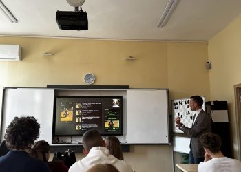 Десетокласници от Шумен учат с „Аз-буки“ как да разпознават фалшиви новини