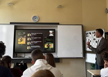 Десетокласници от Шумен учат с „Аз-буки“ как да разпознават фалшиви новини