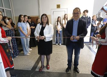Ръководителят на Националния STEM център проф. д-р Найден Шиваров и директорът столичната 157. гимназия с изучаване на чужд език „Сесар Вайехо“ инж. Елена Георгиева откриха новия училищен STEM център